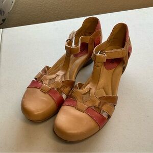 Earth leather Women's Tan and Red Sandals size 8